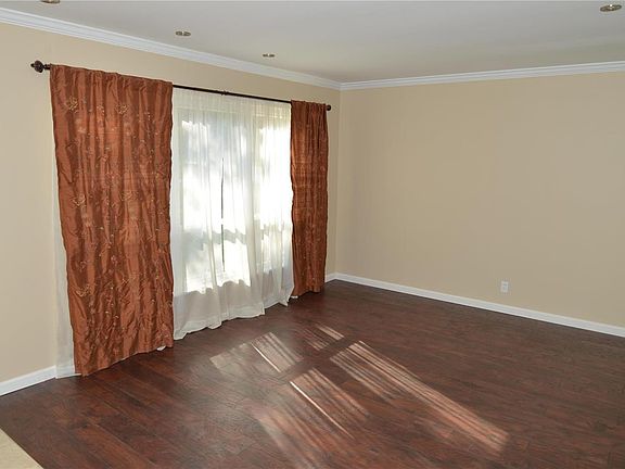 4th image of 328 N Schlueter Ave