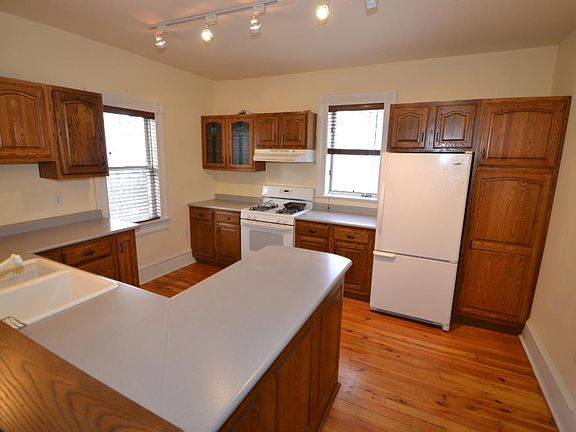 5th image of 427 Sidney St W
