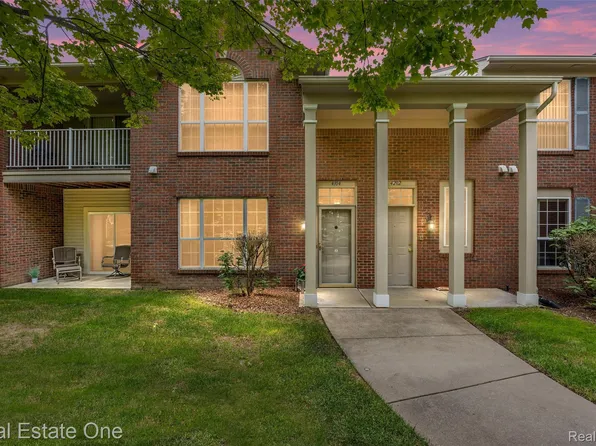4104 Chesapeake Cir, Walled Lake, MI 48390