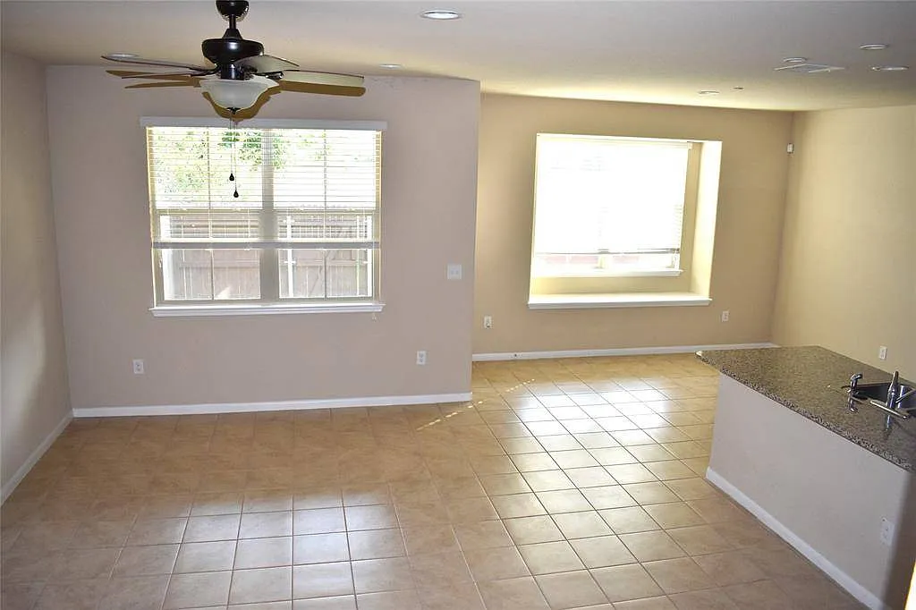 Building Photo - 2880 Donnell Dr
