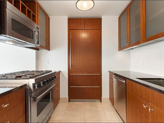 3rd image of 250 E 53rd St APT 405