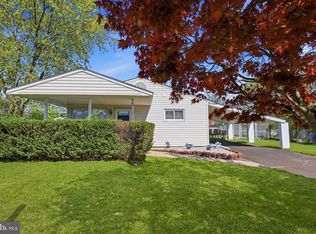 14 Dewberry Ln, Levittown, PA 19055