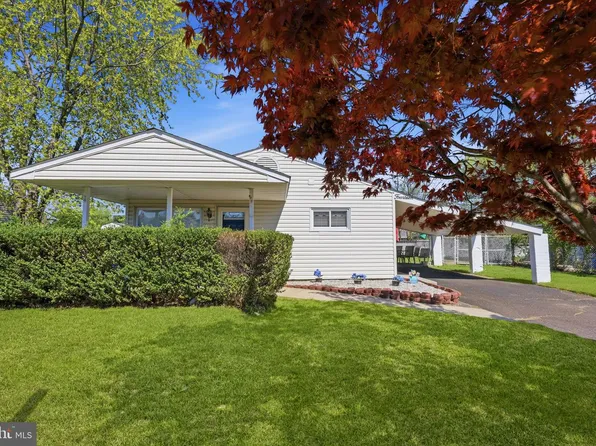 14 Dewberry Ln, Levittown, PA 19055