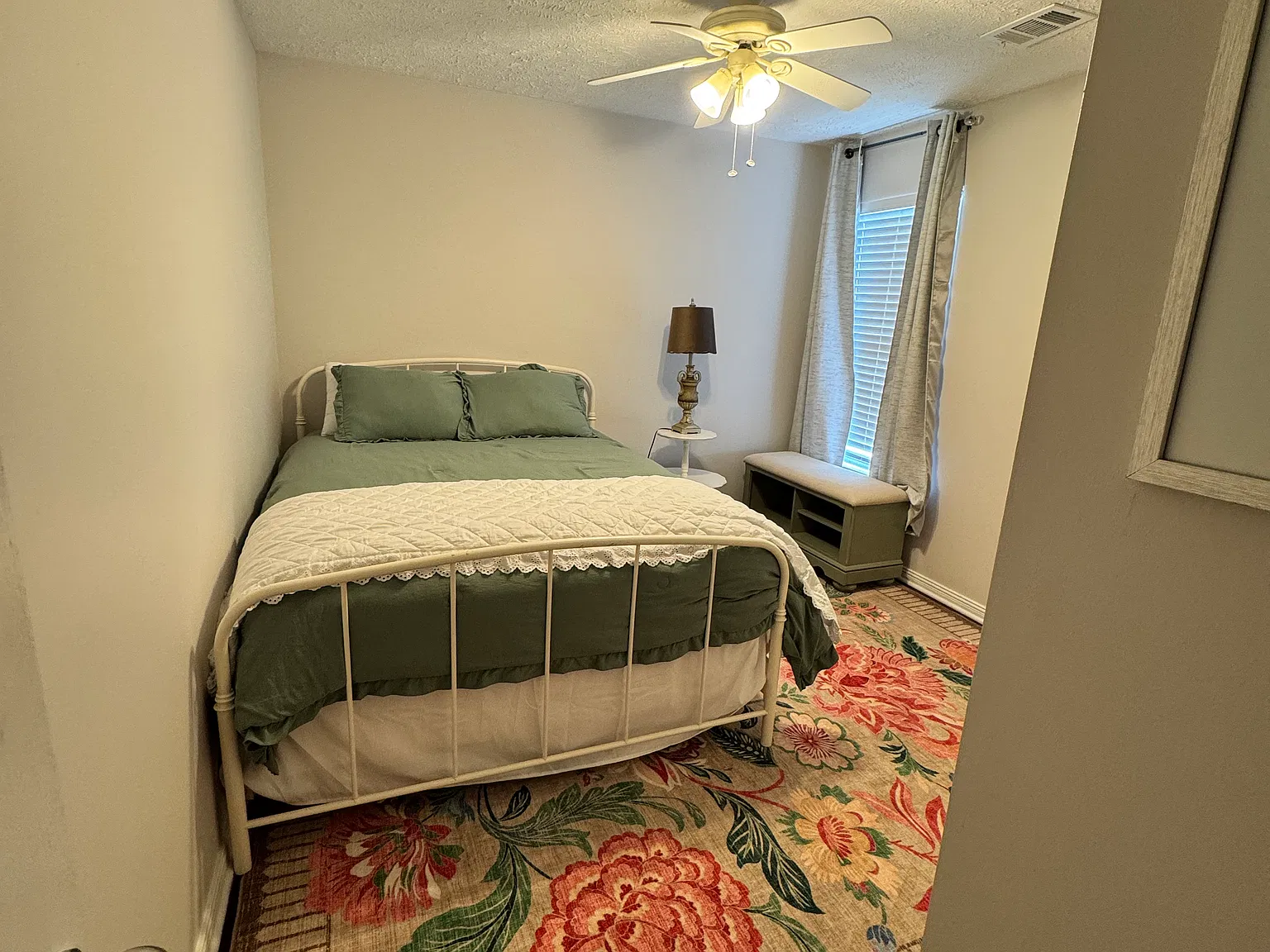 3 bed, 2.5 bath, 1636 sqft, $4,000 — Photo 2