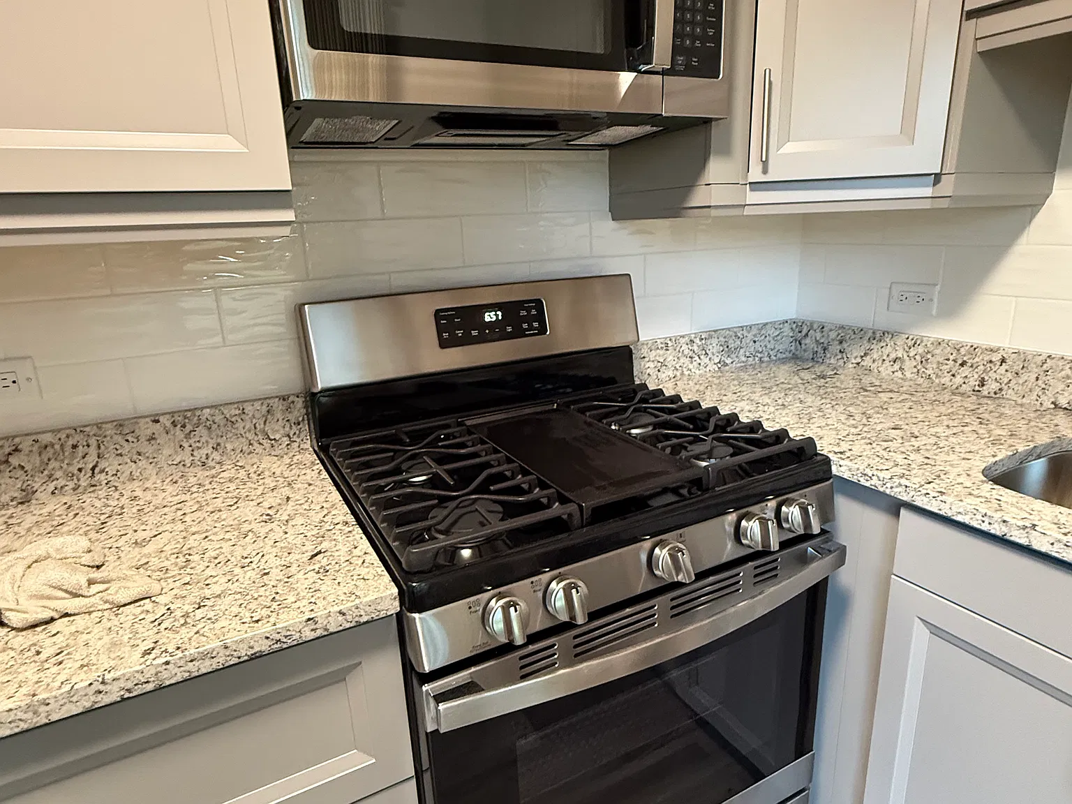 2 bed, 1032 sqft, $1,950 — Photo 2