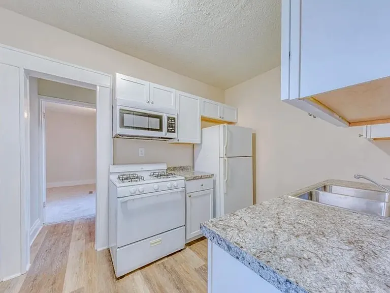 838 41st Ave NE — Photo 3