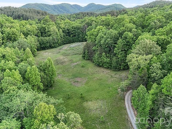 5th image of 415 Reel Hollow Rd