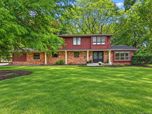 6829 E Knollwood Cir, West Bloomfield, MI 48322