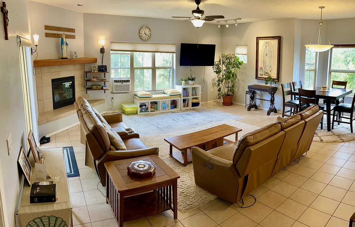Open bright spacious living and dining area - 4920 S Sol