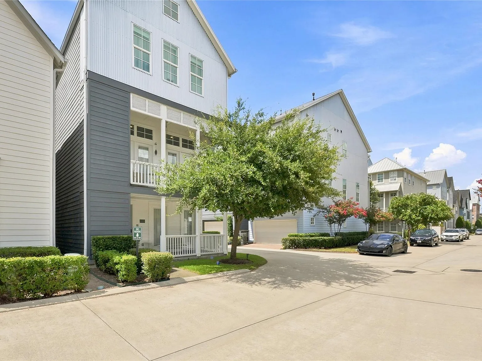 3 bed, 3.5 bath, 2252 sqft, $5,000 — Photo 1