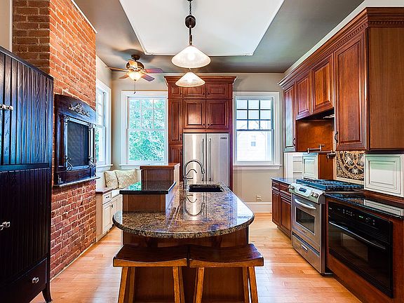 4th image of 700 W 27th St
