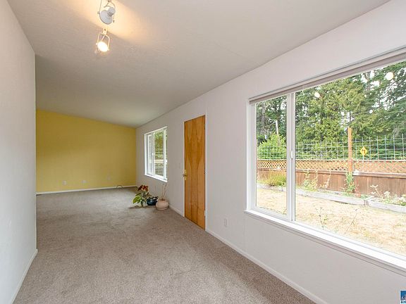 3rd image of 806 N Larch Ave