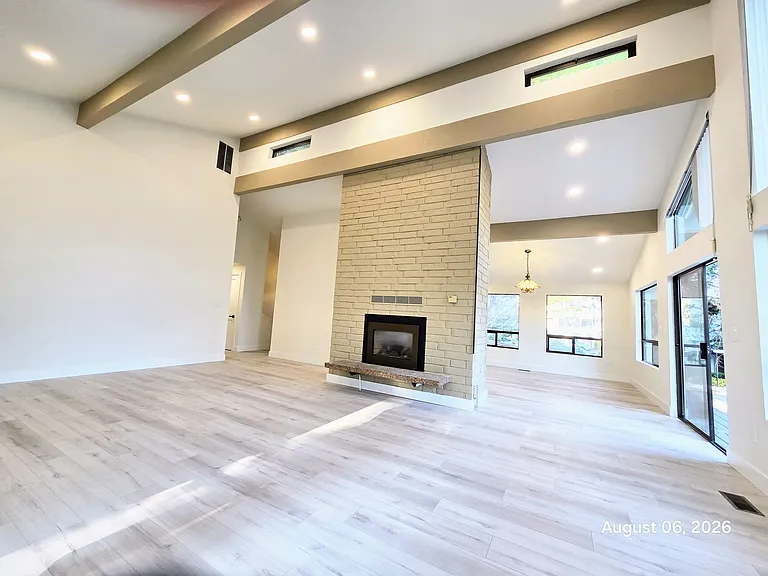 18654 NE 55th Way — Photo 1