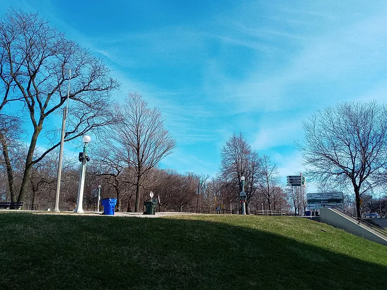 Entering the park from the underpass. At the top of this ridge is the Lincoln Park asphalt bike/walk/running path