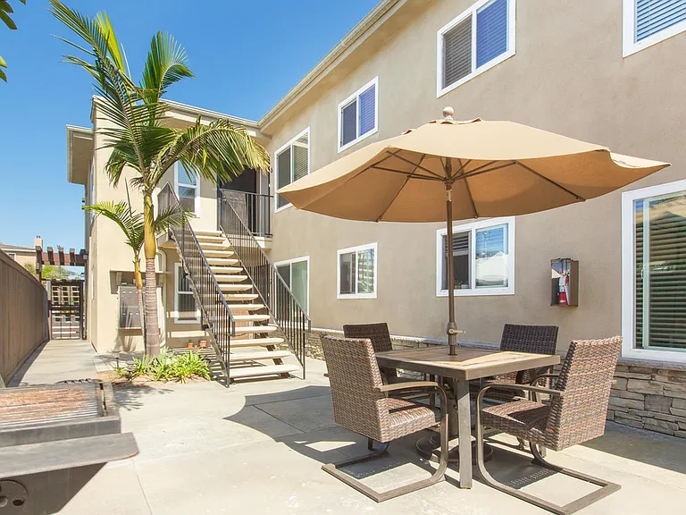 5077 Cape May Avenue San Diego, CA 92107-Oceanwalk Apartment Homes Courtyard