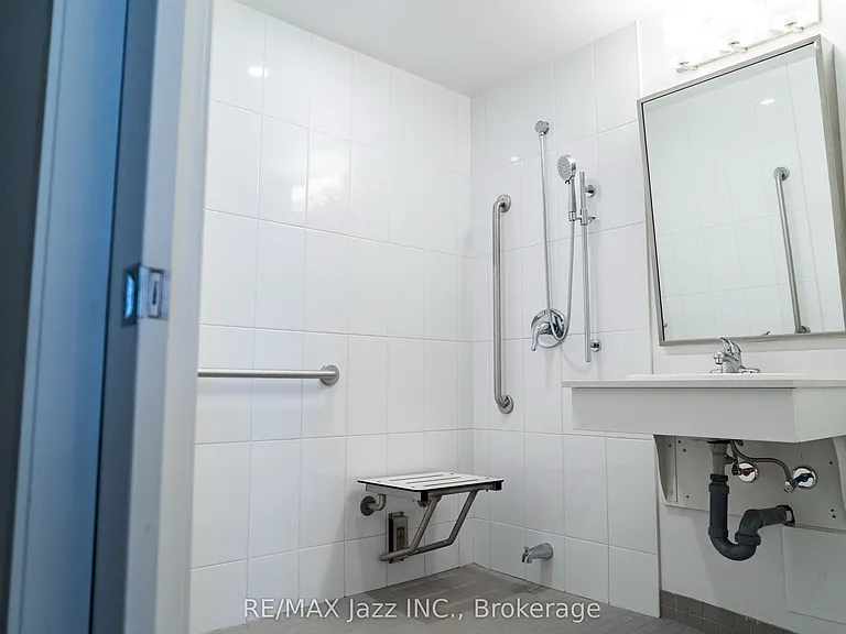 100 Bond St E #1004 — Photo 9