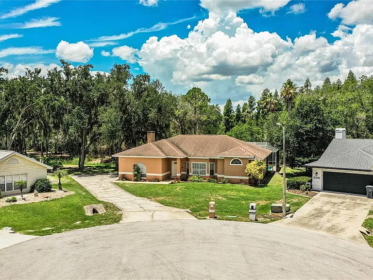 2326 Deerbrook Dr — Photo 2