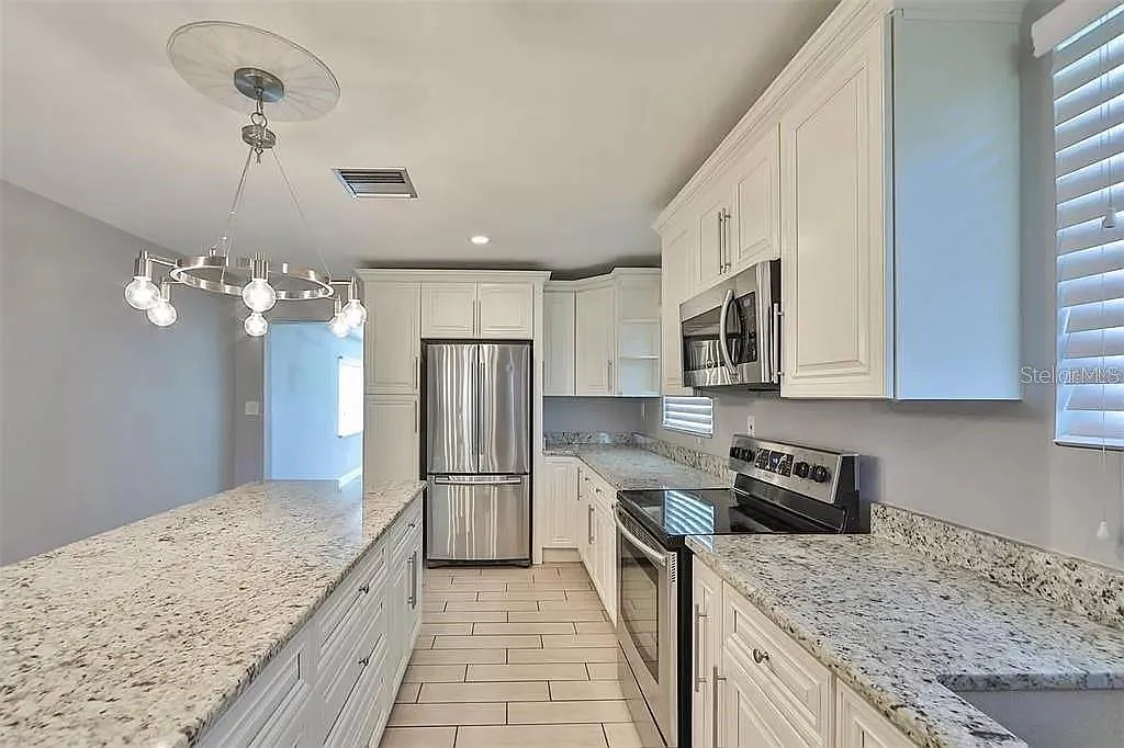 4 bed, 2.0 bath, 1524 sqft, $4,400 — Photo 4