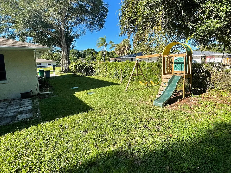 2616 Newport Dr