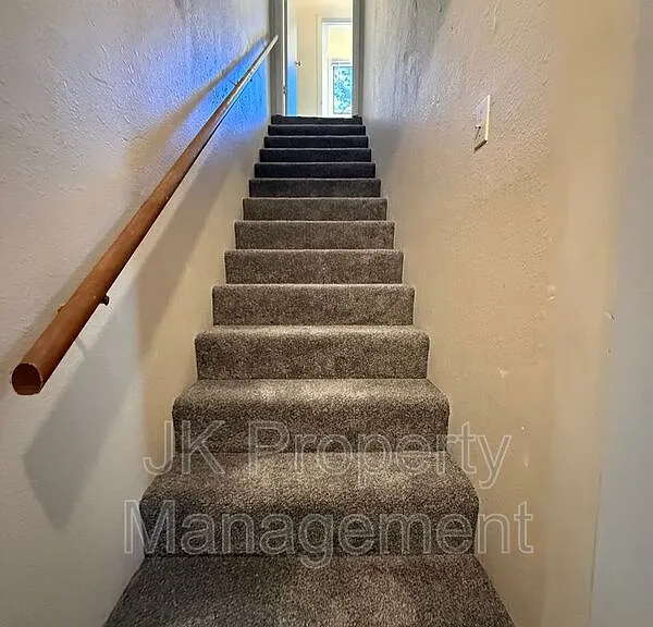 919 1st Ave SW #4 — Photo 13