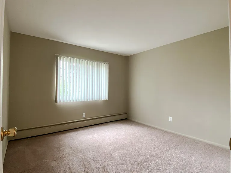 Holland Gardens Apartments — Photo 24