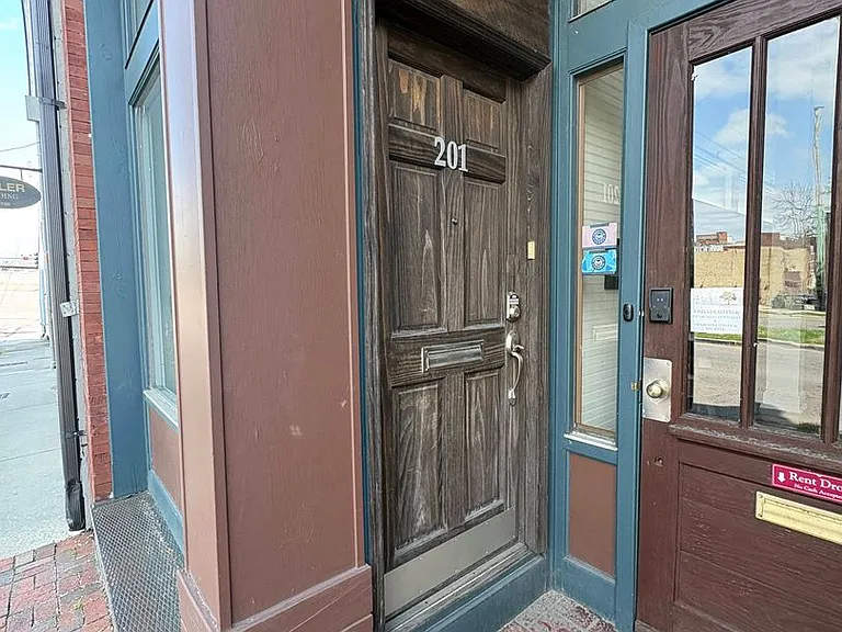 110 W Summit Hill Dr — Photo 2