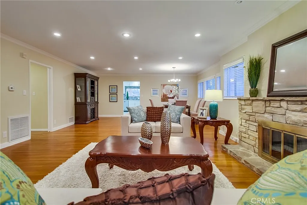 6 bed, 2406 sqft, $7,900 — Photo 2