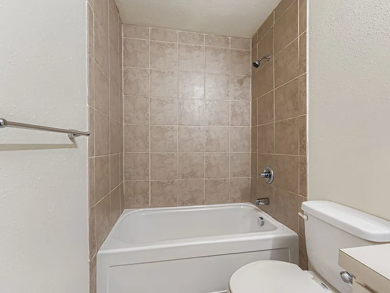130 NE 17th Ave #16 — Photo 6