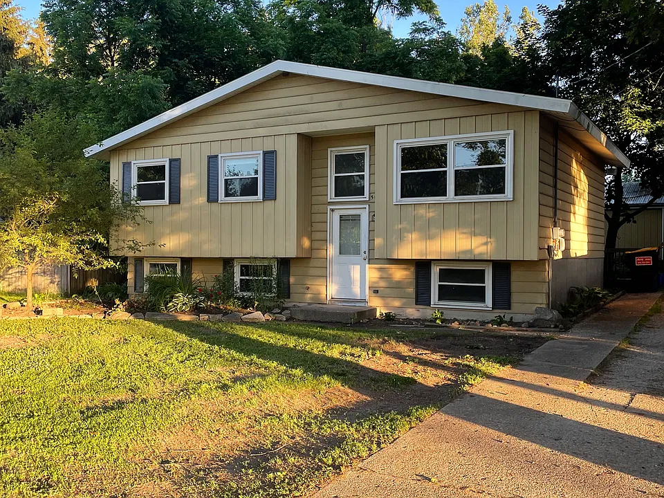 5032 Ten Mile Rd NE