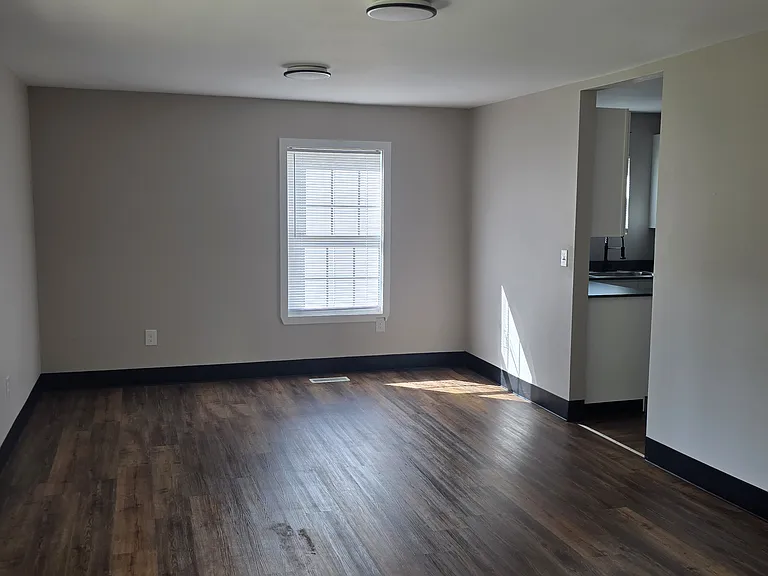 325 Trinity Ln — Photo 4
