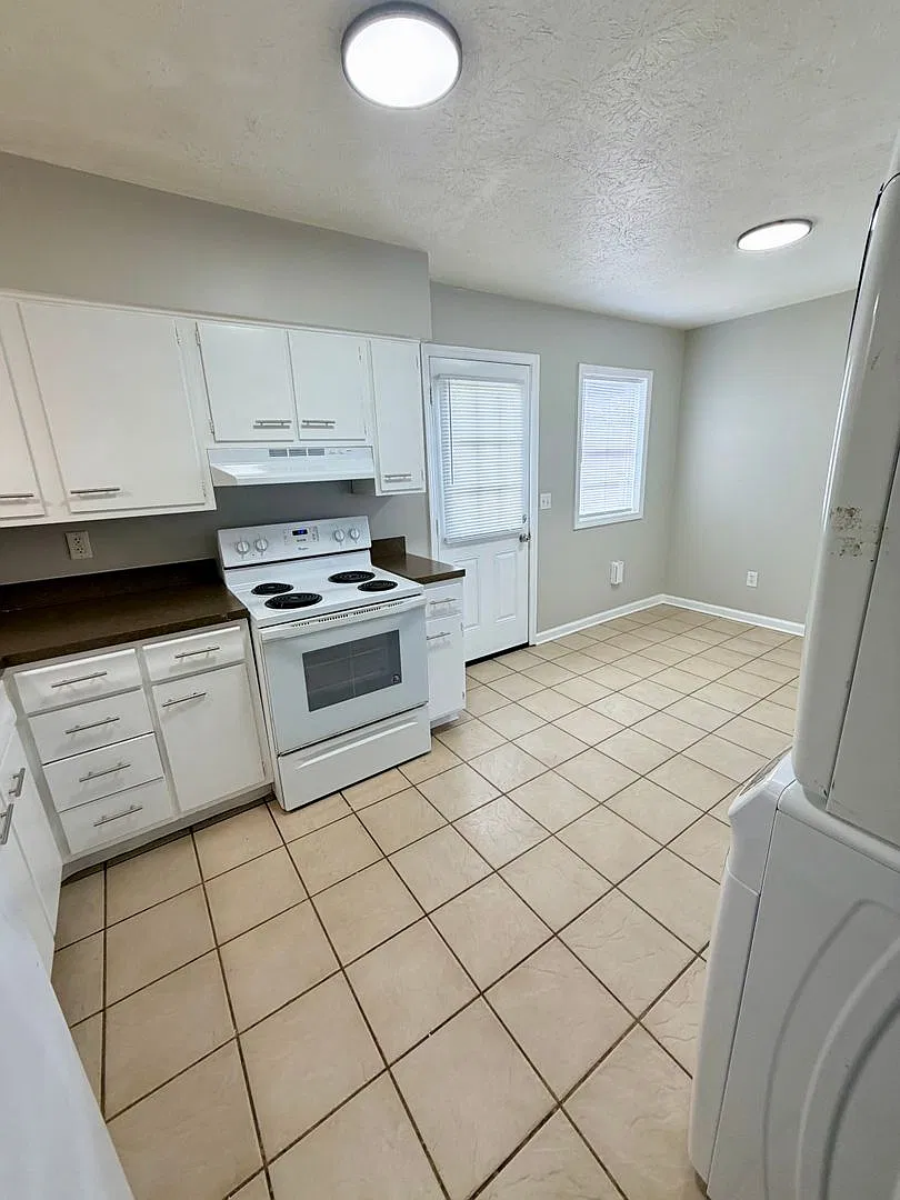 Newly Renovated Spacious 2 Bed 1 Bath in Amazing Location — Photo 3