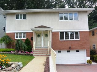 590 Carpenter Pl, Ridgefield, NJ 07657