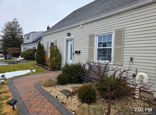 13 Peachtree Lane, Levittown, NY 11756