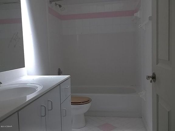3rd image of 2556 Fairmont Ave