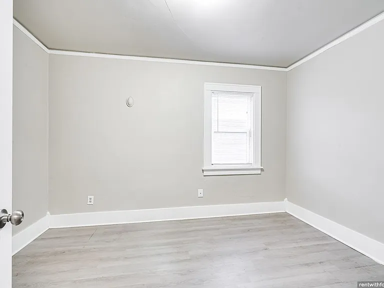 229 E. Irving — Photo 10