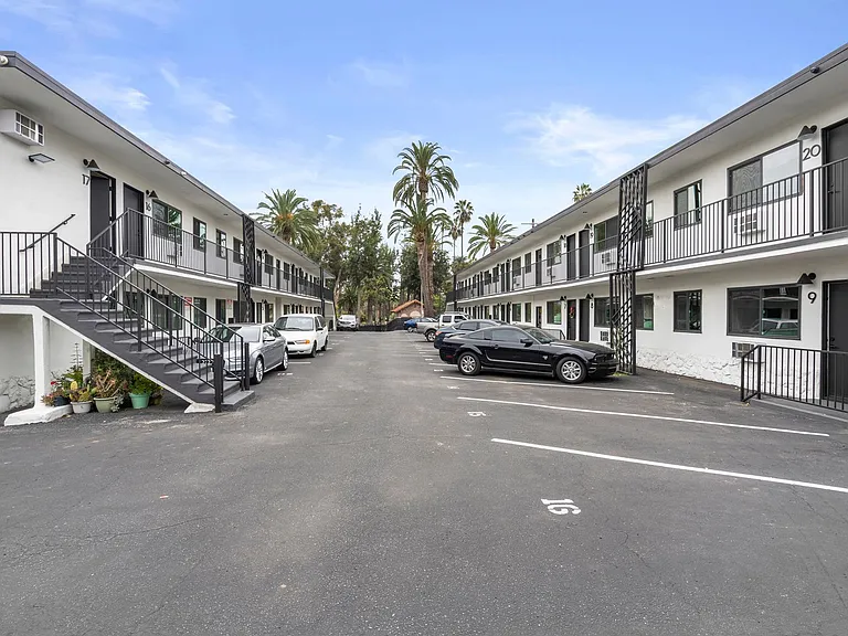 Echo Lake Apartments — Photo 8