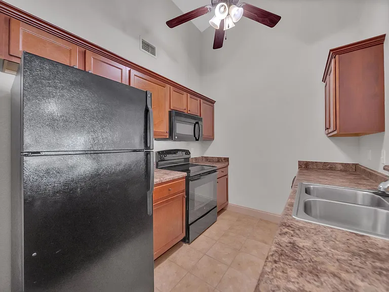 HILLRISE APARTMENTS — Photo 45
