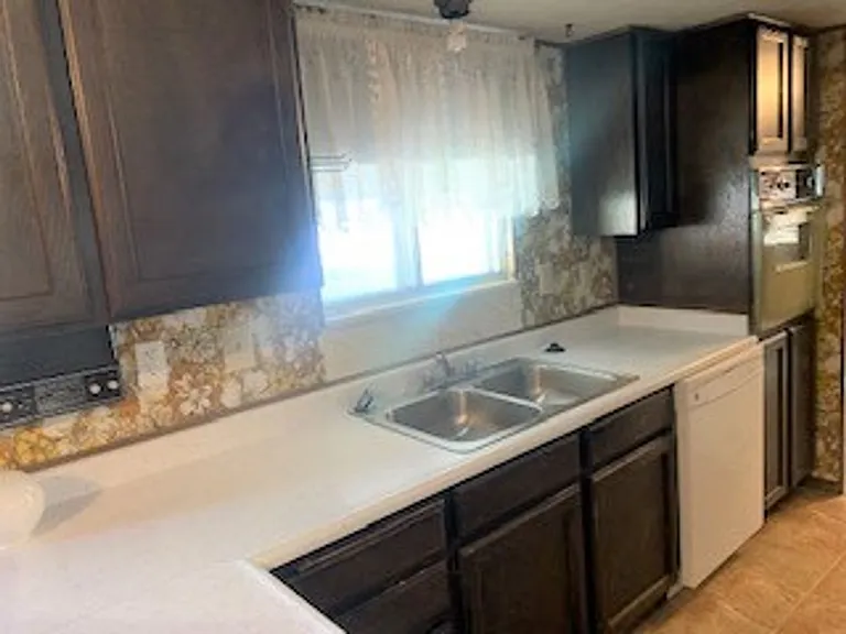 1140 College Ave — Photo 14