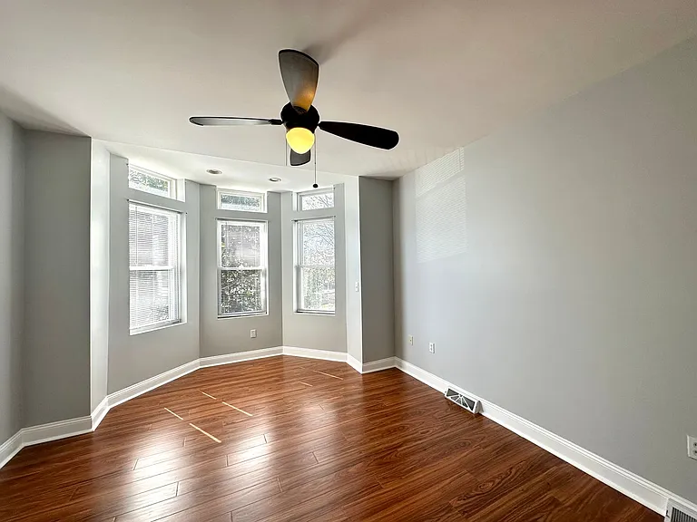 816 W 37th St — Photo 15