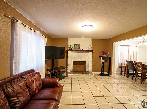4th image of 834 El Centro Ave