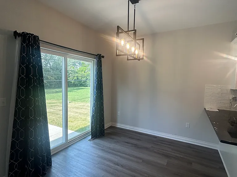 2323 E Maple Rd — Photo 9