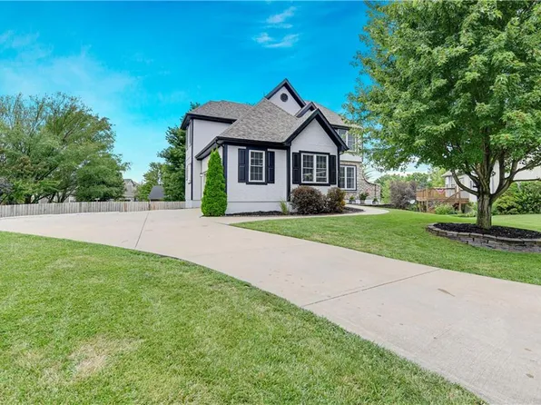 1305 N 1st St E, Louisburg, KS 66053