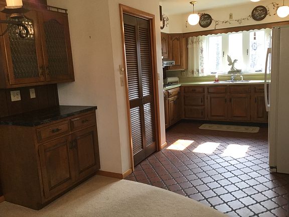 Dining room to kitchen