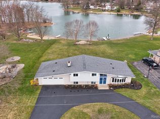 9271 Steep Hollow Dr, White Lake, MI