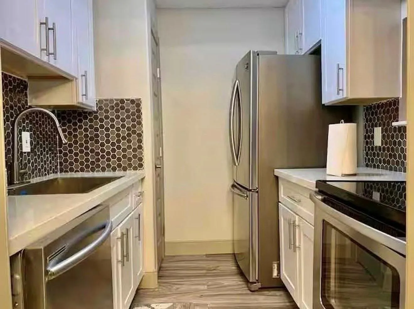 1 bed, 1.0 bath, 684 sqft, $1,565 — Photo 2