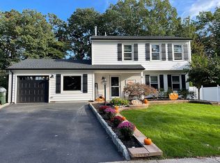 15 Lampost Ct, Howell, NJ 07731