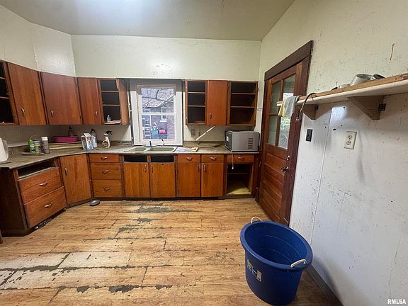 5th image of 111 N Park St
