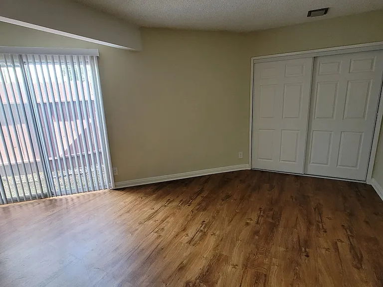 Lido Isle Apartments — Photo 30