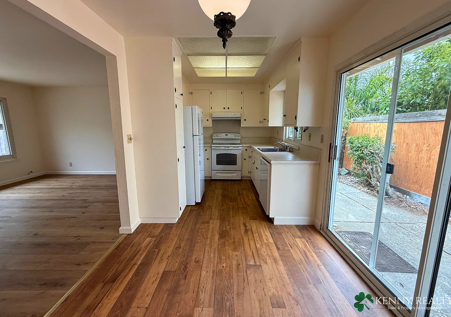 Spacious 3BR/2BA Duplex Home in Millbrae with Private Yard & 2-Car Garage — Photo 4