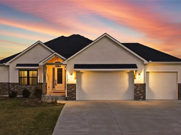 1121 SW Brookside Ct, Blue Springs, MO 64064